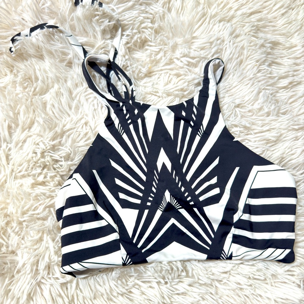 COPY - NWOT Black and White Geometric Bikini Top